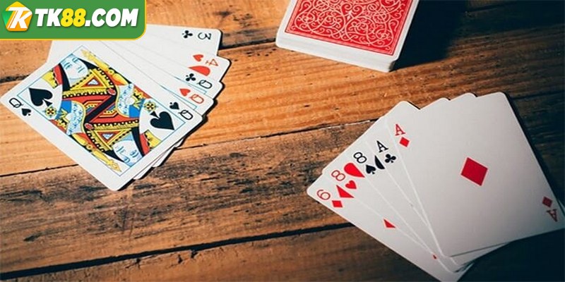 Đôi khi việc không nôn nóng đánh bài có thể giúp bạn cải thiện bộ bài hơn